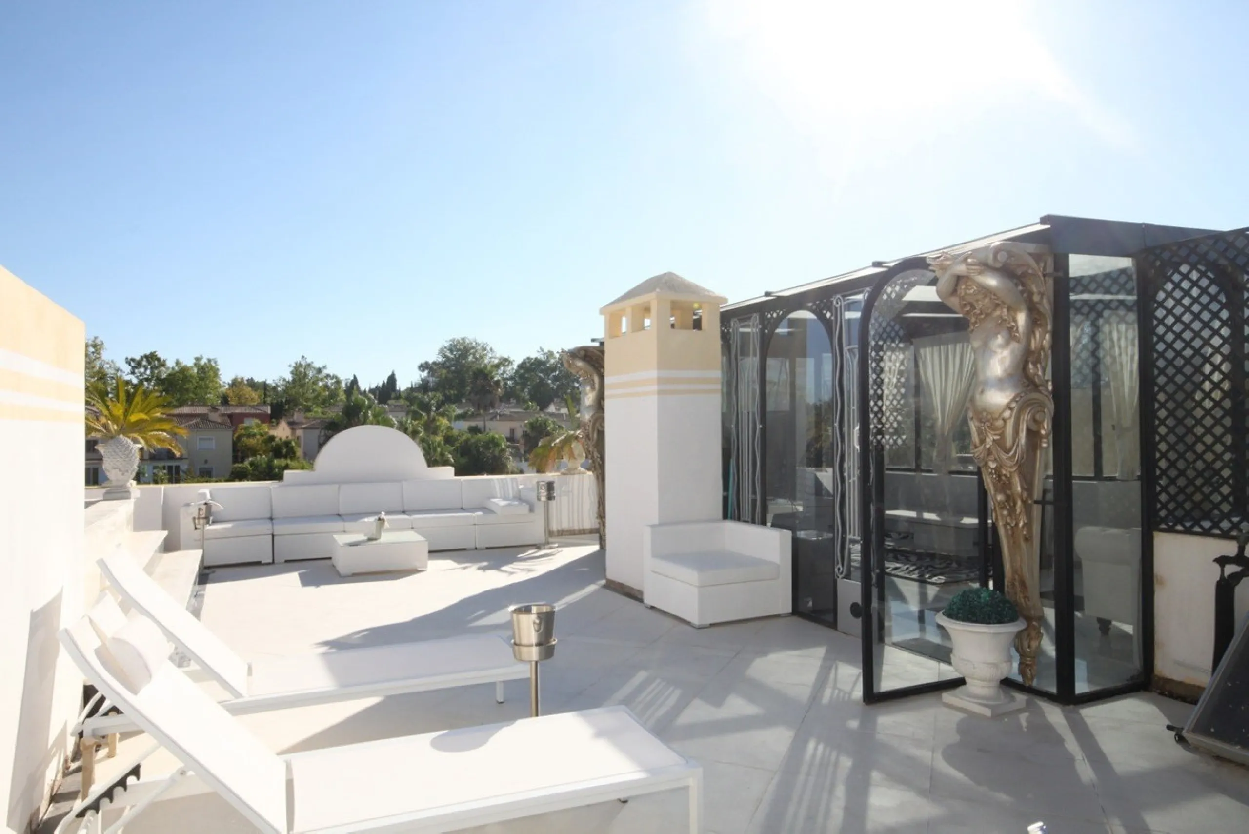 Situated frontline golf in the highly desirable area of Guadalmina Alta lies what is possible the only Art Deco apartment in the whole of Andalucia. This utterly stunning duplex penthouse is located in small quiet complex of apartments away from any road 