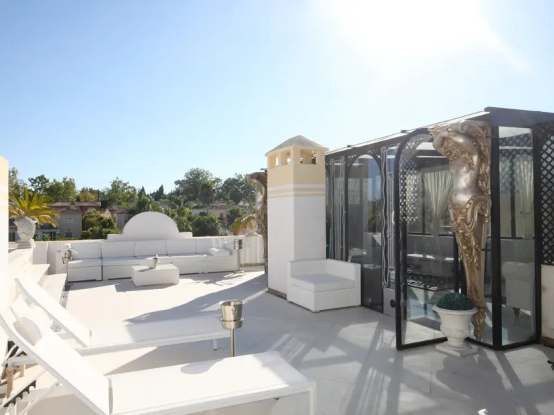 Situated frontline golf in the highly desirable area of Guadalmina Alta lies what is possible the only Art Deco apartment in the whole of Andalucia. This utterly stunning duplex penthouse is located in small quiet complex of apartments away from any road 