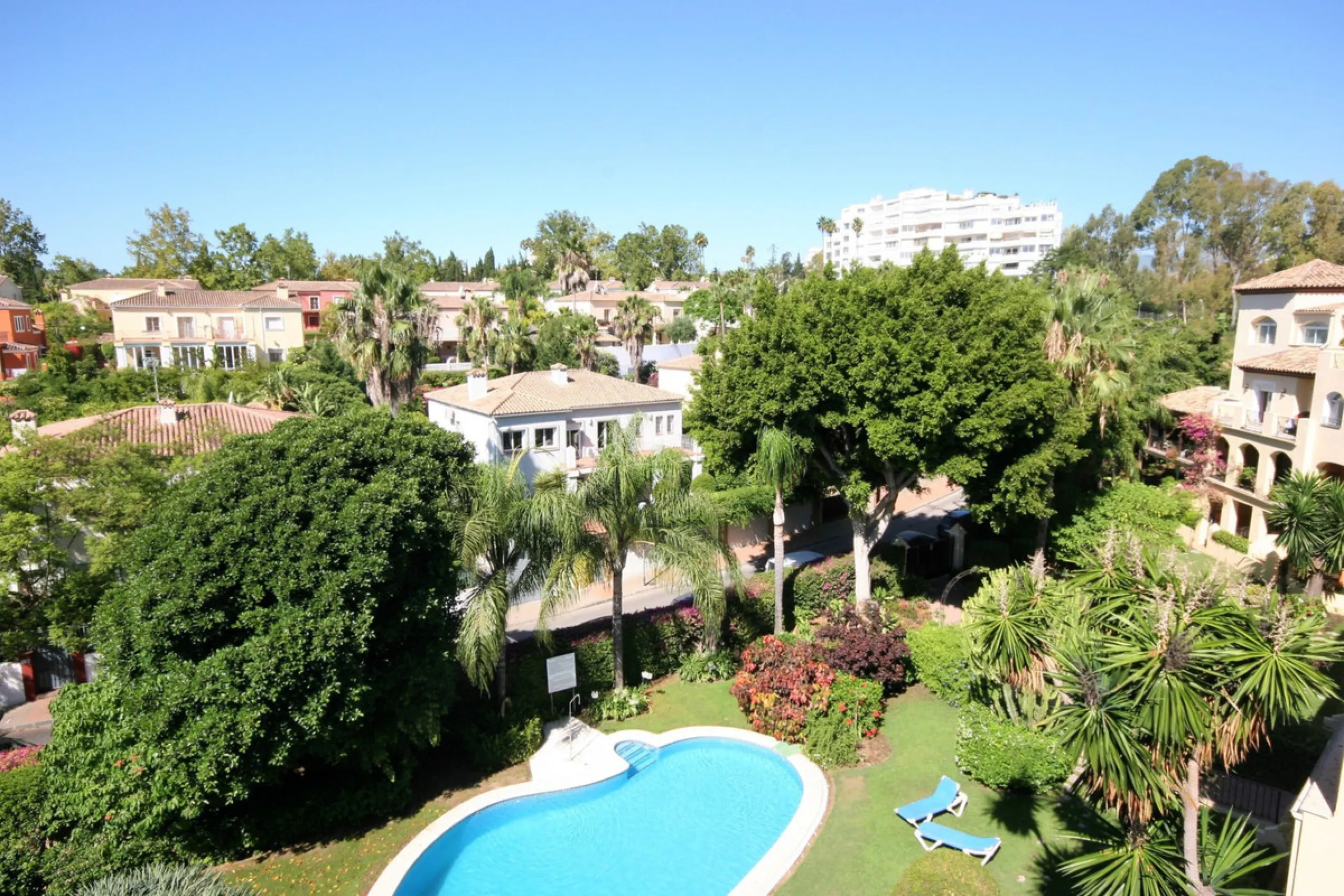Situated frontline golf in the highly desirable area of Guadalmina Alta lies what is possible the only Art Deco apartment in the whole of Andalucia. This utterly stunning duplex penthouse is located in small quiet complex of apartments away from any road 