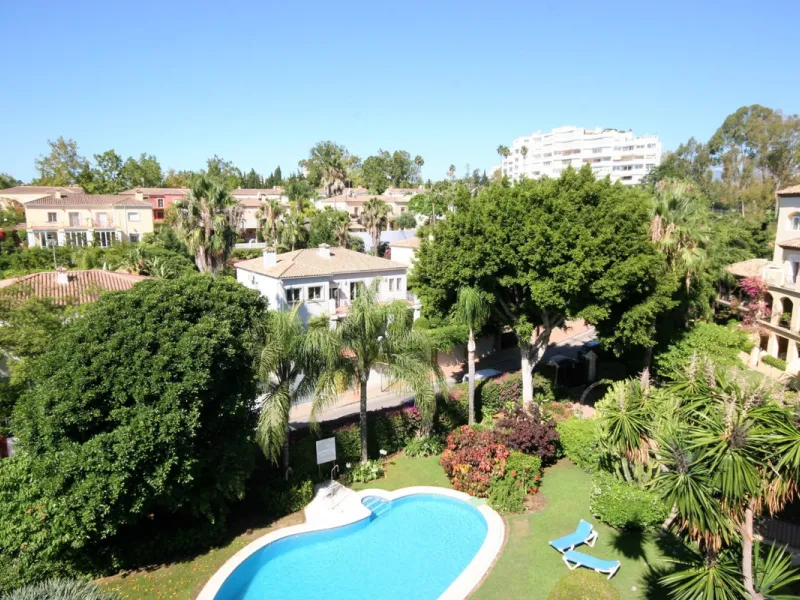 Situated frontline golf in the highly desirable area of Guadalmina Alta lies what is possible the only Art Deco apartment in the whole of Andalucia. This utterly stunning duplex penthouse is located in small quiet complex of apartments away from any road 