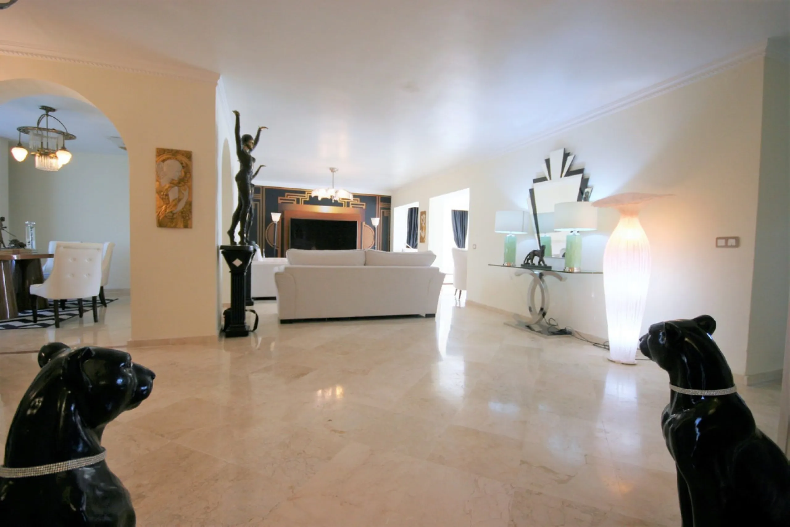 Situated frontline golf in the highly desirable area of Guadalmina Alta lies what is possible the only Art Deco apartment in the whole of Andalucia. This utterly stunning duplex penthouse is located in small quiet complex of apartments away from any road 