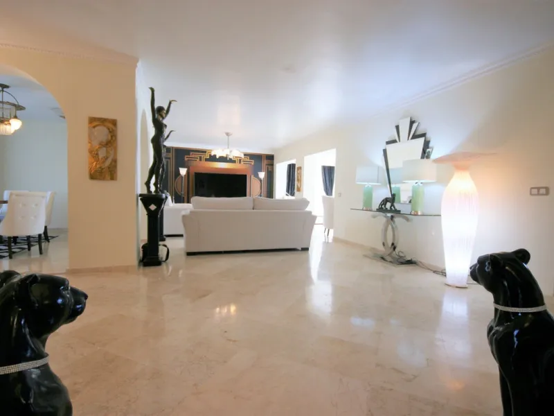 Situated frontline golf in the highly desirable area of Guadalmina Alta lies what is possible the only Art Deco apartment in the whole of Andalucia. This utterly stunning duplex penthouse is located in small quiet complex of apartments away from any road 