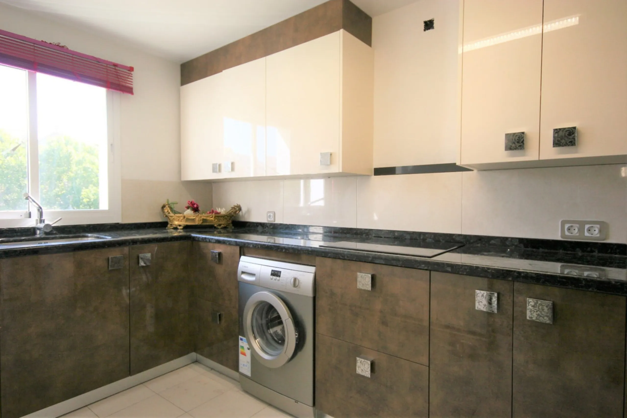 Situated frontline golf in the highly desirable area of Guadalmina Alta lies what is possible the only Art Deco apartment in the whole of Andalucia. This utterly stunning duplex penthouse is located in small quiet complex of apartments away from any road 