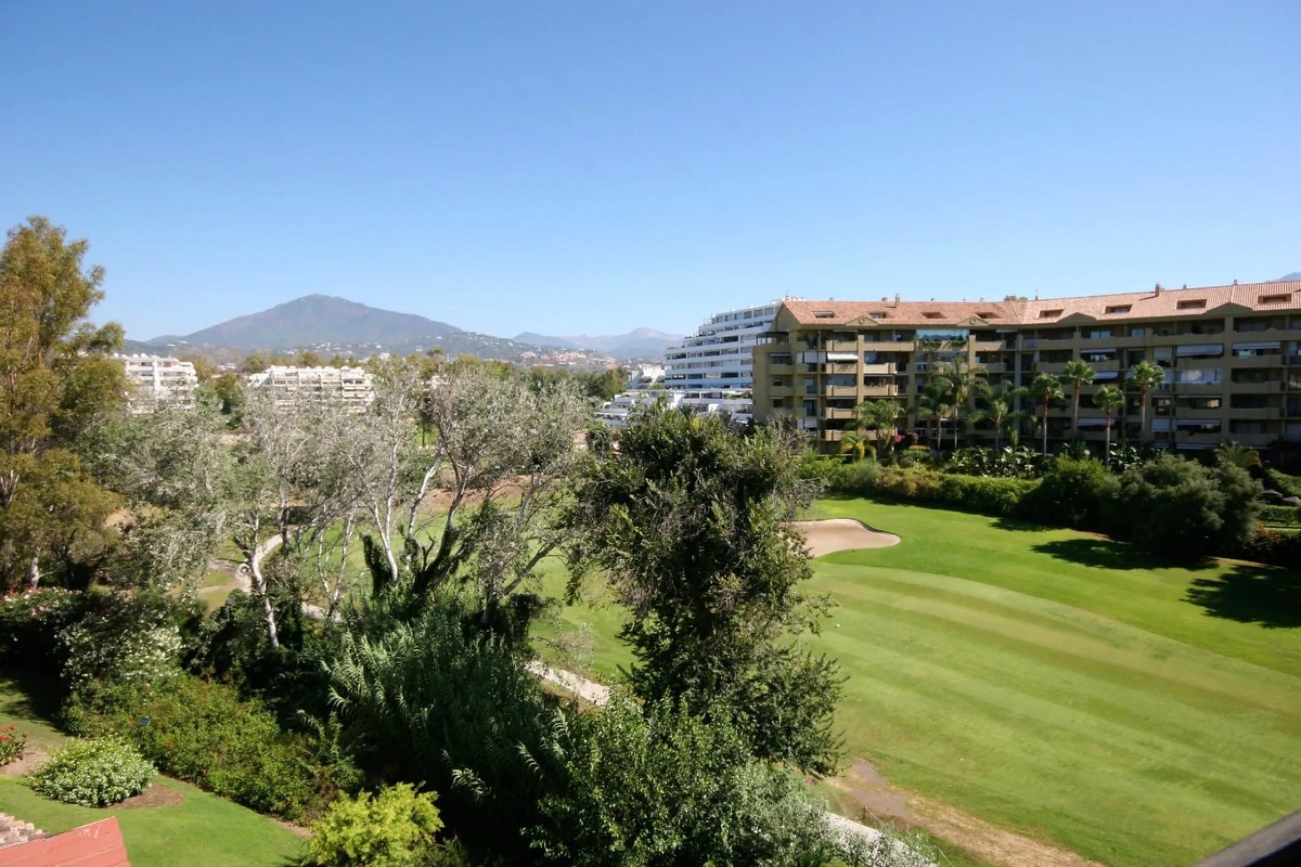 Situated frontline golf in the highly desirable area of Guadalmina Alta lies what is possible the only Art Deco apartment in the whole of Andalucia. This utterly stunning duplex penthouse is located in small quiet complex of apartments away from any road 