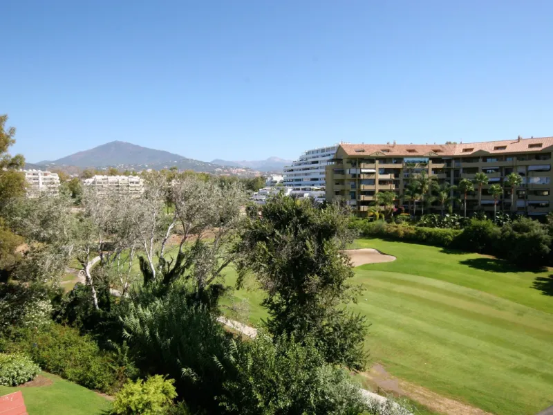 Situated frontline golf in the highly desirable area of Guadalmina Alta lies what is possible the only Art Deco apartment in the whole of Andalucia. This utterly stunning duplex penthouse is located in small quiet complex of apartments away from any road 