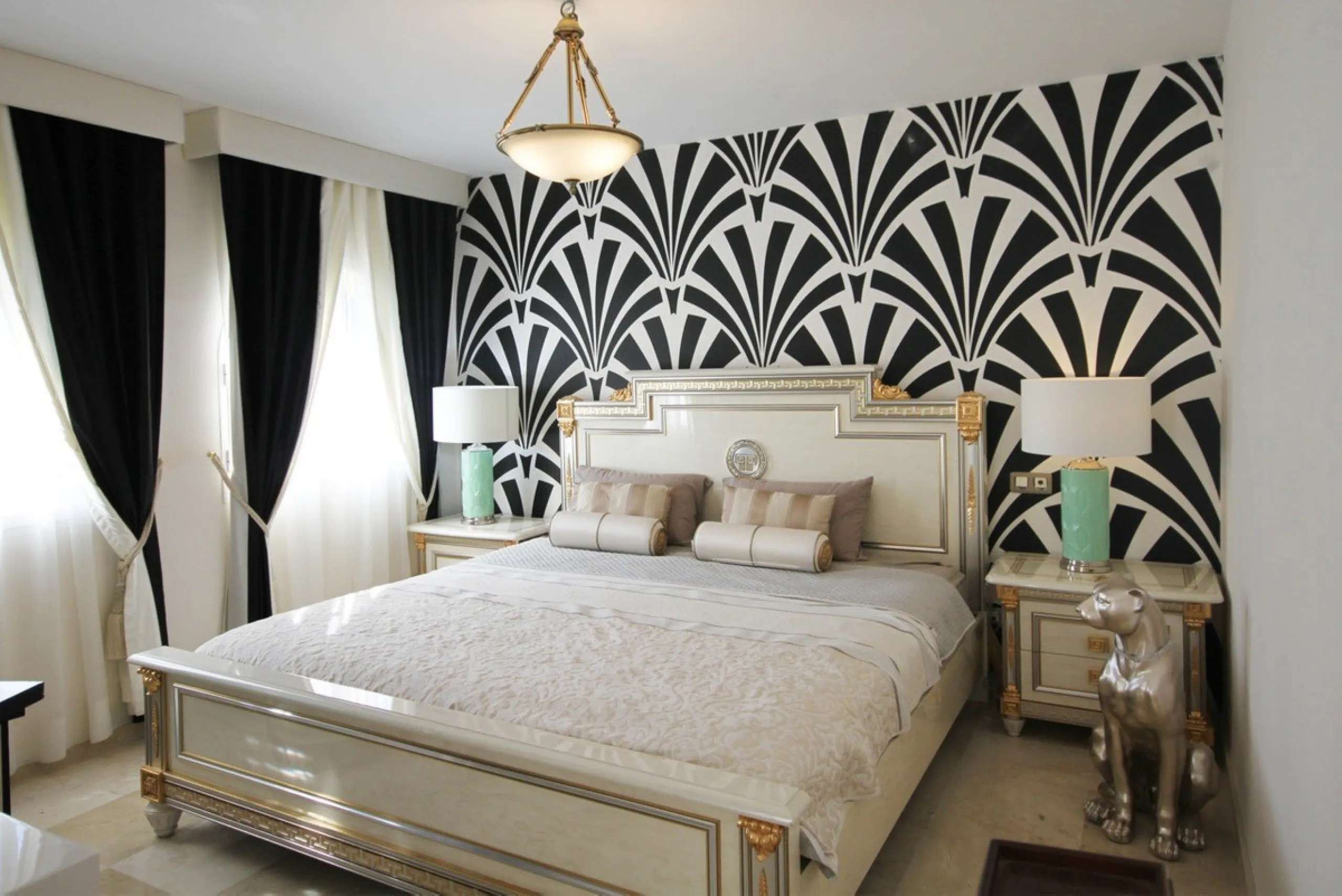 Situated frontline golf in the highly desirable area of Guadalmina Alta lies what is possible the only Art Deco apartment in the whole of Andalucia. This utterly stunning duplex penthouse is located in small quiet complex of apartments away from any road 