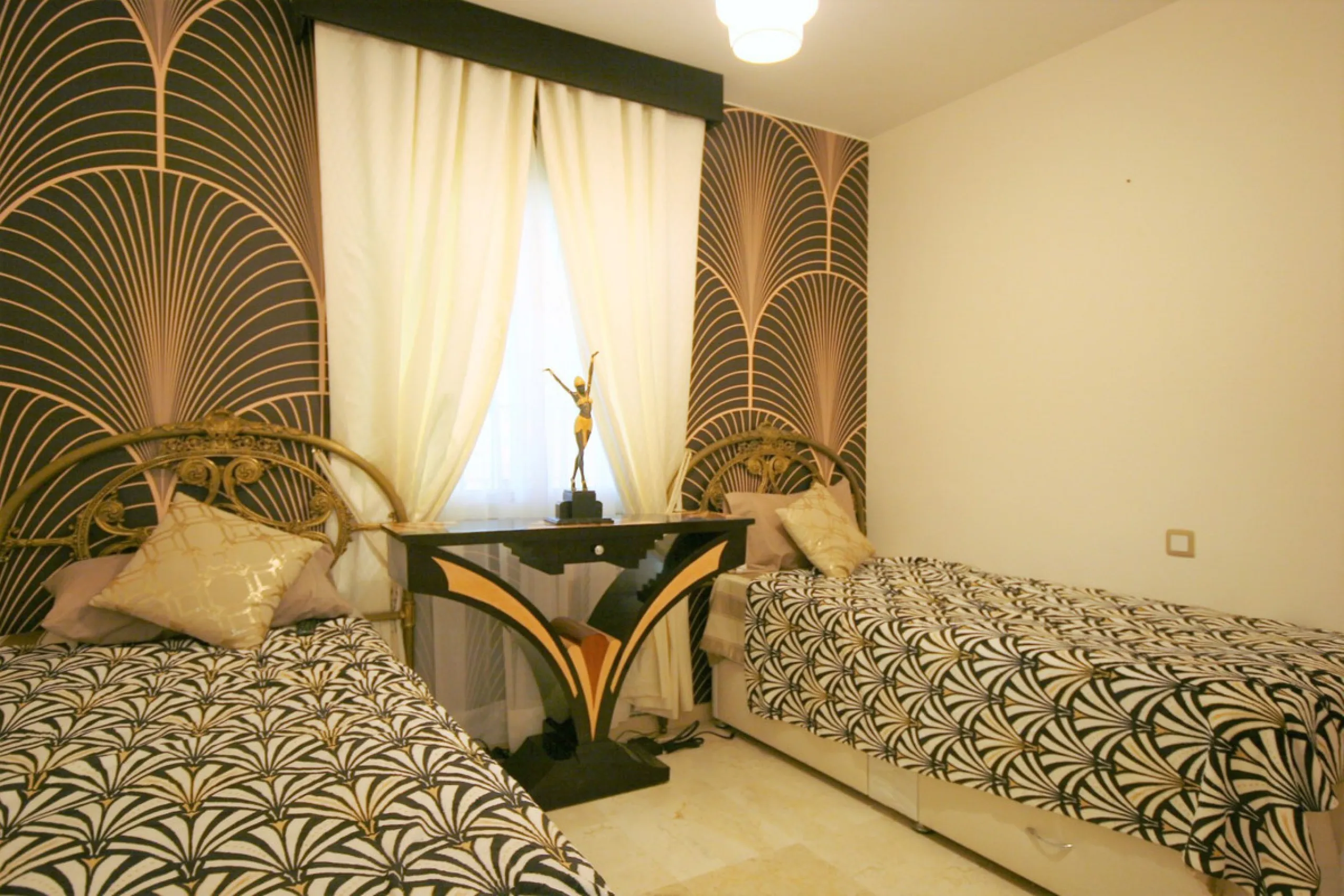 Situated frontline golf in the highly desirable area of Guadalmina Alta lies what is possible the only Art Deco apartment in the whole of Andalucia. This utterly stunning duplex penthouse is located in small quiet complex of apartments away from any road 