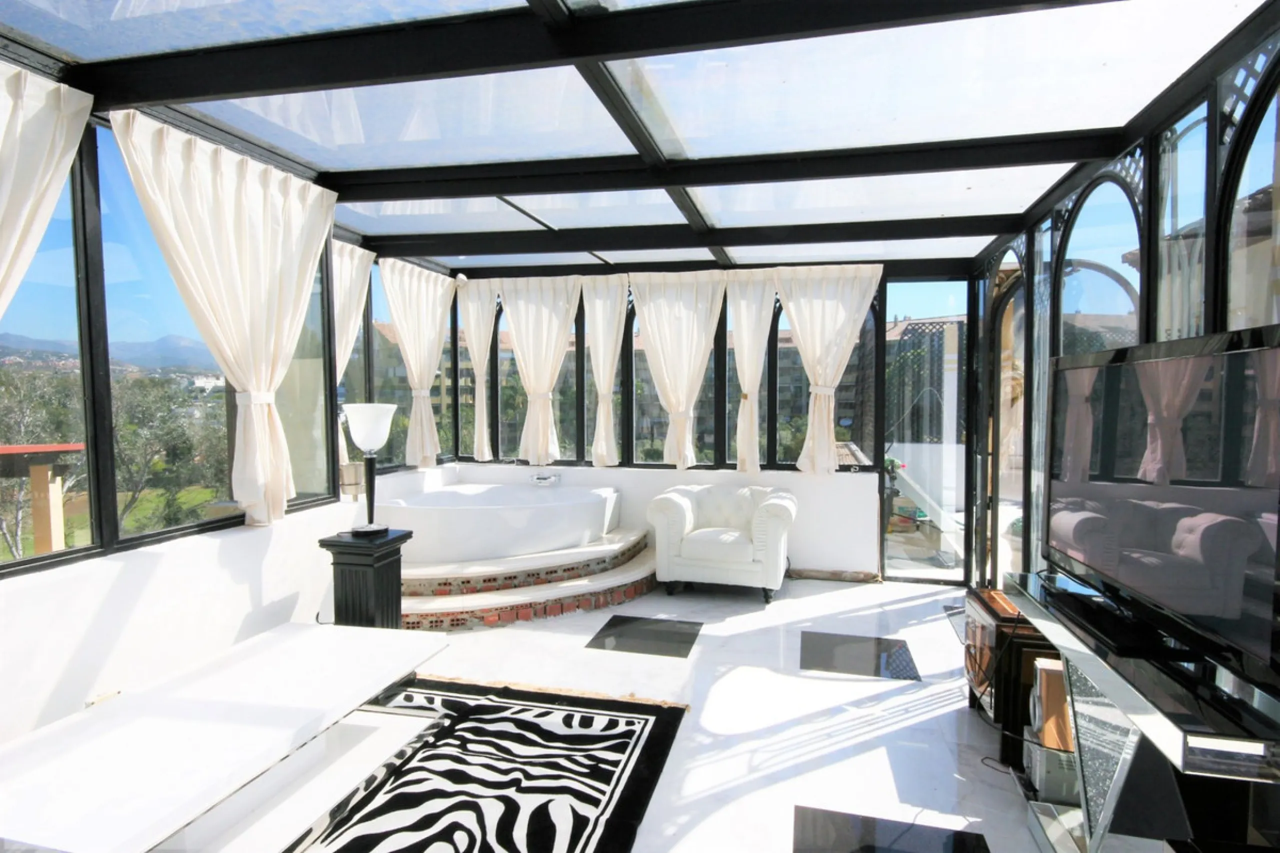 Situated frontline golf in the highly desirable area of Guadalmina Alta lies what is possible the only Art Deco apartment in the whole of Andalucia. This utterly stunning duplex penthouse is located in small quiet complex of apartments away from any road 