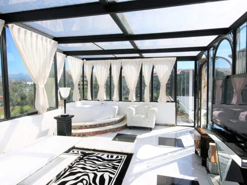 Situated frontline golf in the highly desirable area of Guadalmina Alta lies what is possible the only Art Deco apartment in the whole of Andalucia. This utterly stunning duplex penthouse is located in small quiet complex of apartments away from any road 