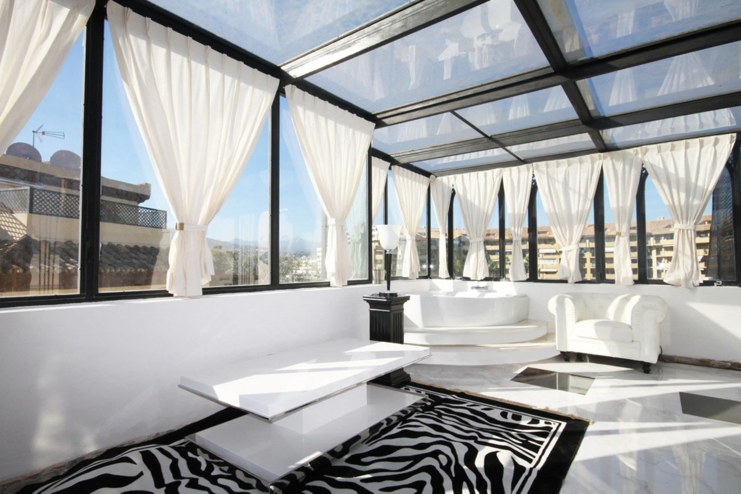 Situated frontline golf in the highly desirable area of Guadalmina Alta lies what is possible the only Art Deco apartment in the whole of Andalucia. This utterly stunning duplex penthouse is located in small quiet complex of apartments away from any road 