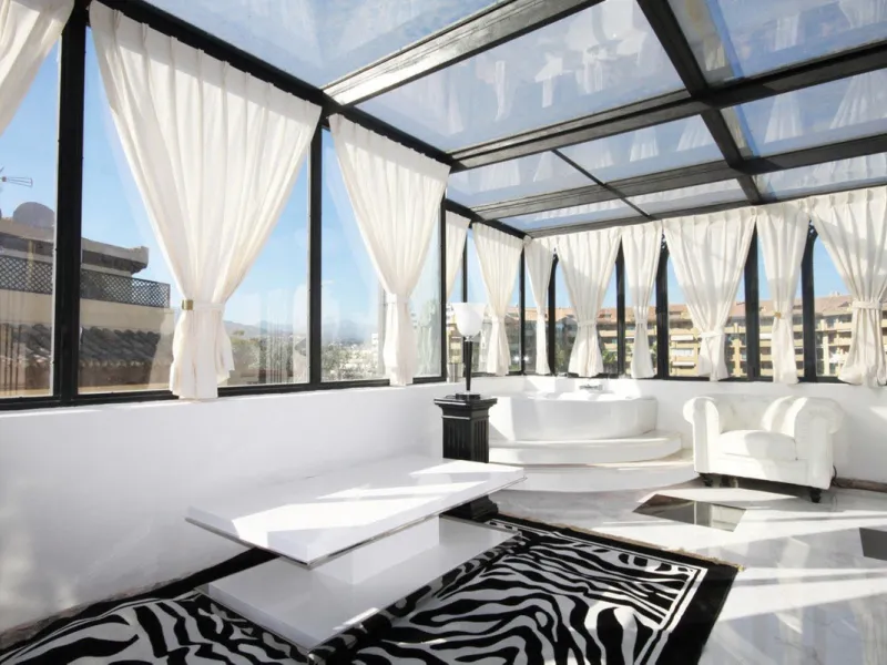Situated frontline golf in the highly desirable area of Guadalmina Alta lies what is possible the only Art Deco apartment in the whole of Andalucia. This utterly stunning duplex penthouse is located in small quiet complex of apartments away from any road 