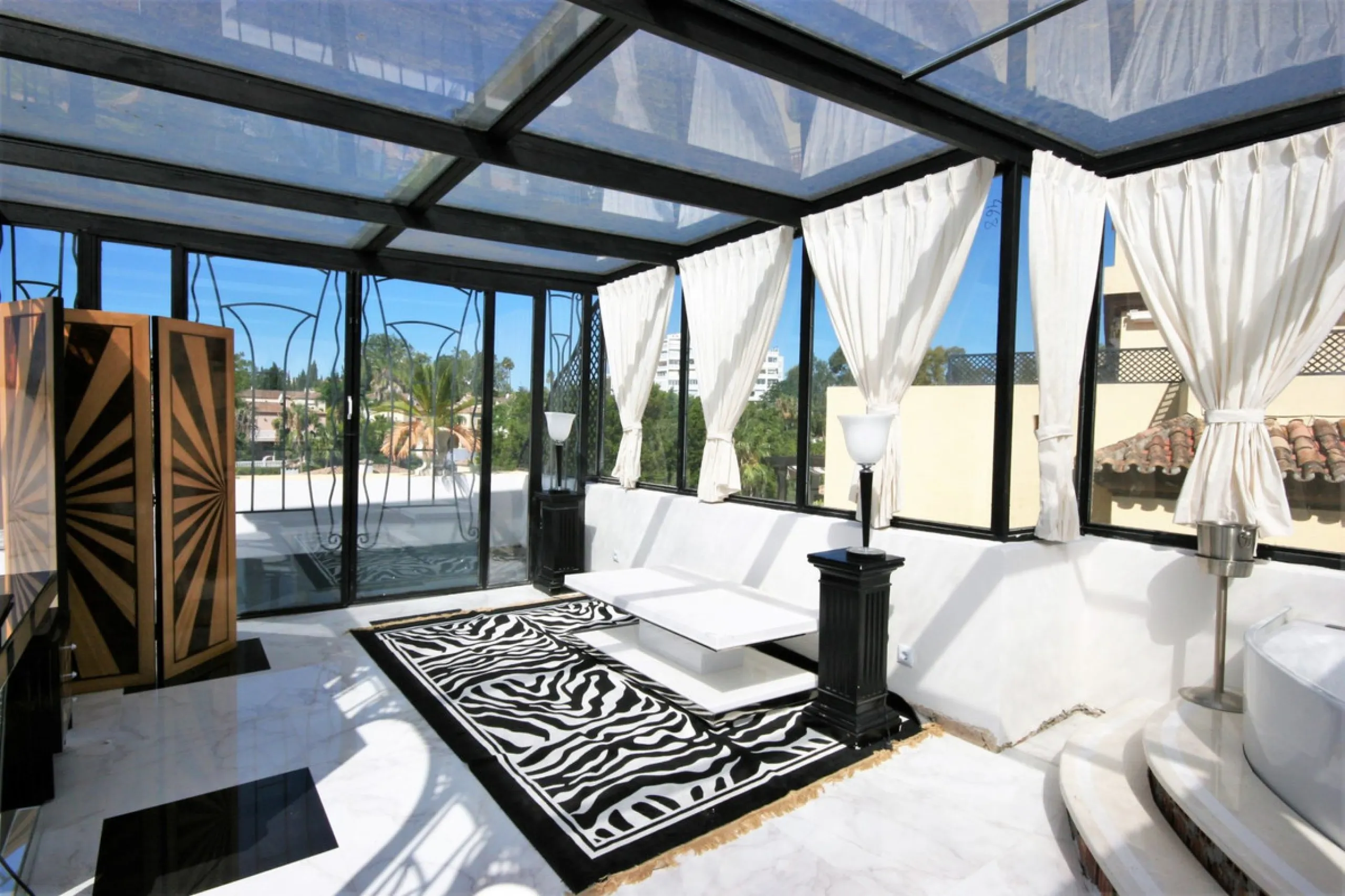 Situated frontline golf in the highly desirable area of Guadalmina Alta lies what is possible the only Art Deco apartment in the whole of Andalucia. This utterly stunning duplex penthouse is located in small quiet complex of apartments away from any road 