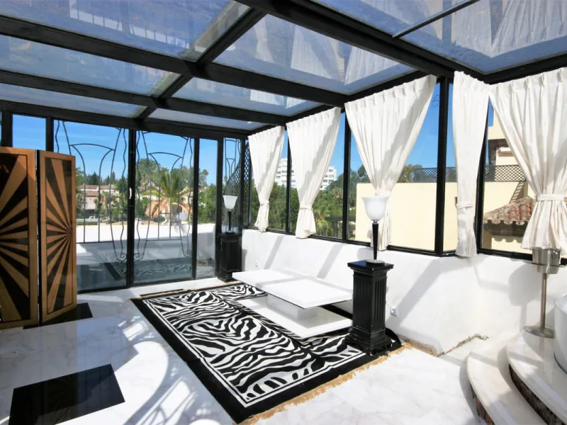 Situated frontline golf in the highly desirable area of Guadalmina Alta lies what is possible the only Art Deco apartment in the whole of Andalucia. This utterly stunning duplex penthouse is located in small quiet complex of apartments away from any road 