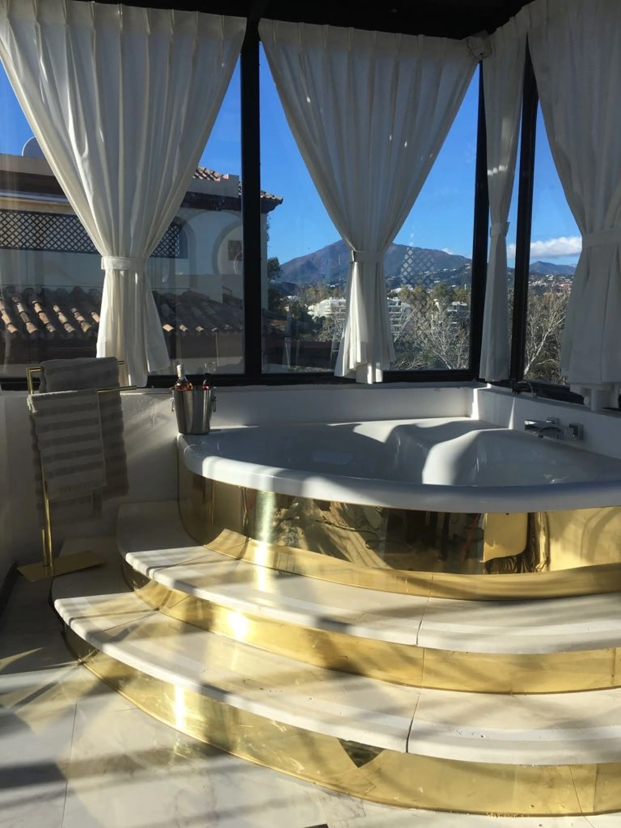 Situated frontline golf in the highly desirable area of Guadalmina Alta lies what is possible the only Art Deco apartment in the whole of Andalucia. This utterly stunning duplex penthouse is located in small quiet complex of apartments away from any road 