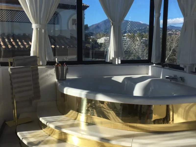 Situated frontline golf in the highly desirable area of Guadalmina Alta lies what is possible the only Art Deco apartment in the whole of Andalucia. This utterly stunning duplex penthouse is located in small quiet complex of apartments away from any road 