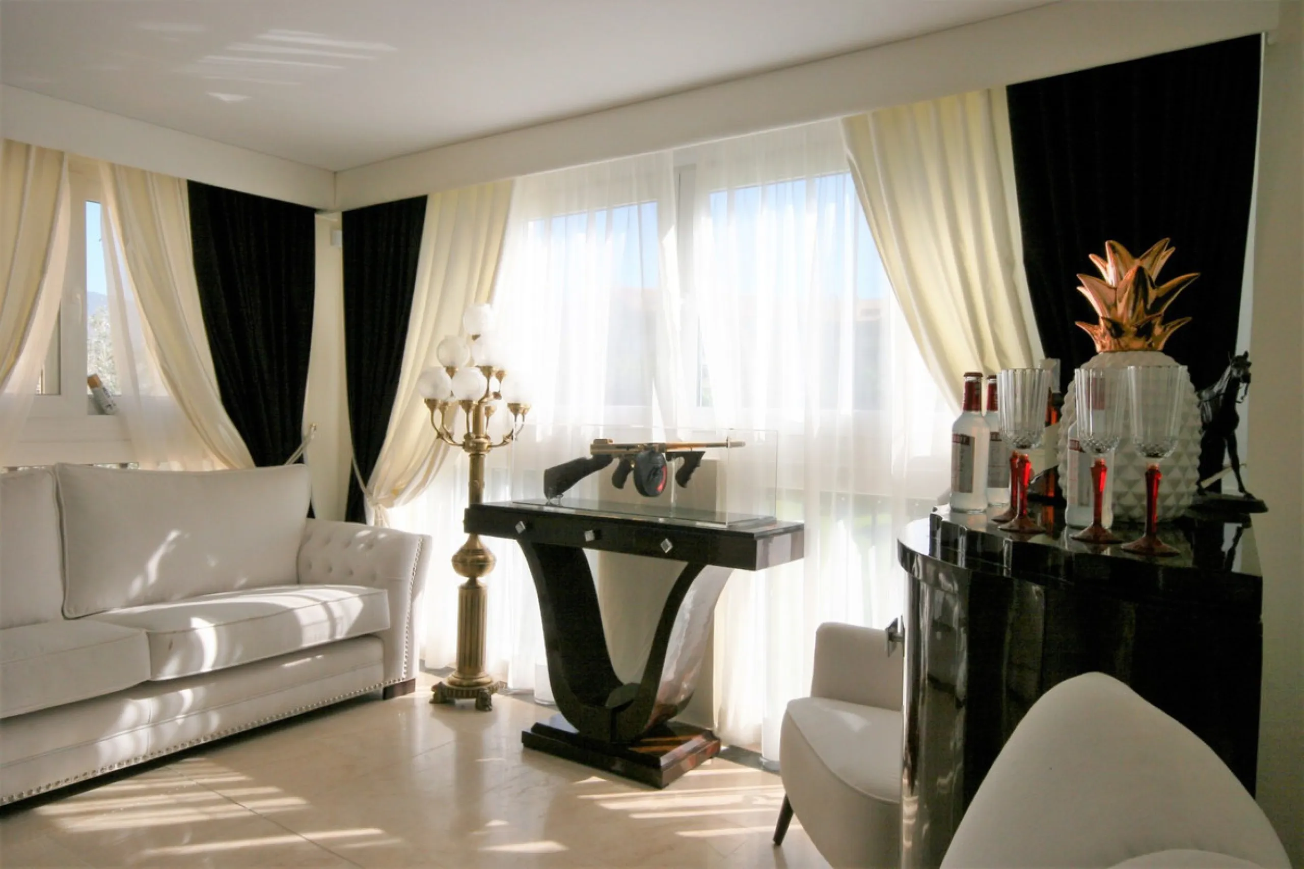 Situated frontline golf in the highly desirable area of Guadalmina Alta lies what is possible the only Art Deco apartment in the whole of Andalucia. This utterly stunning duplex penthouse is located in small quiet complex of apartments away from any road 
