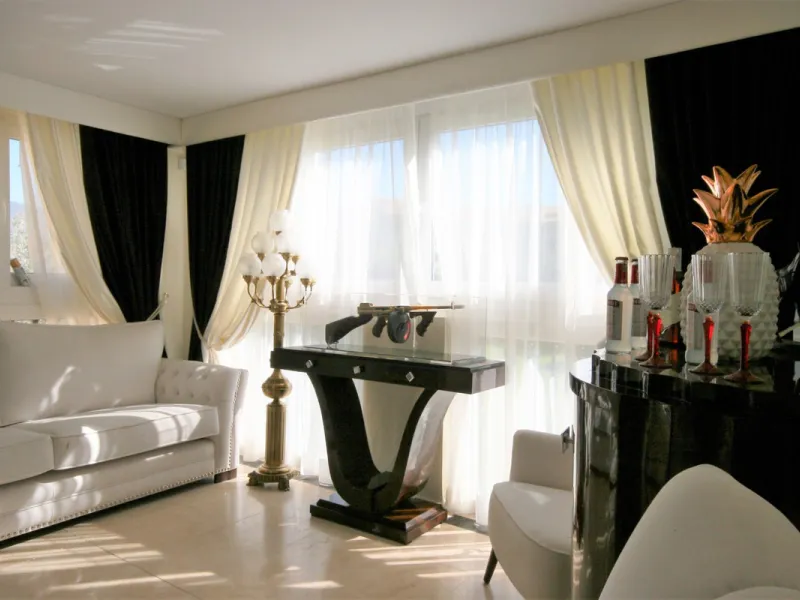 Situated frontline golf in the highly desirable area of Guadalmina Alta lies what is possible the only Art Deco apartment in the whole of Andalucia. This utterly stunning duplex penthouse is located in small quiet complex of apartments away from any road 