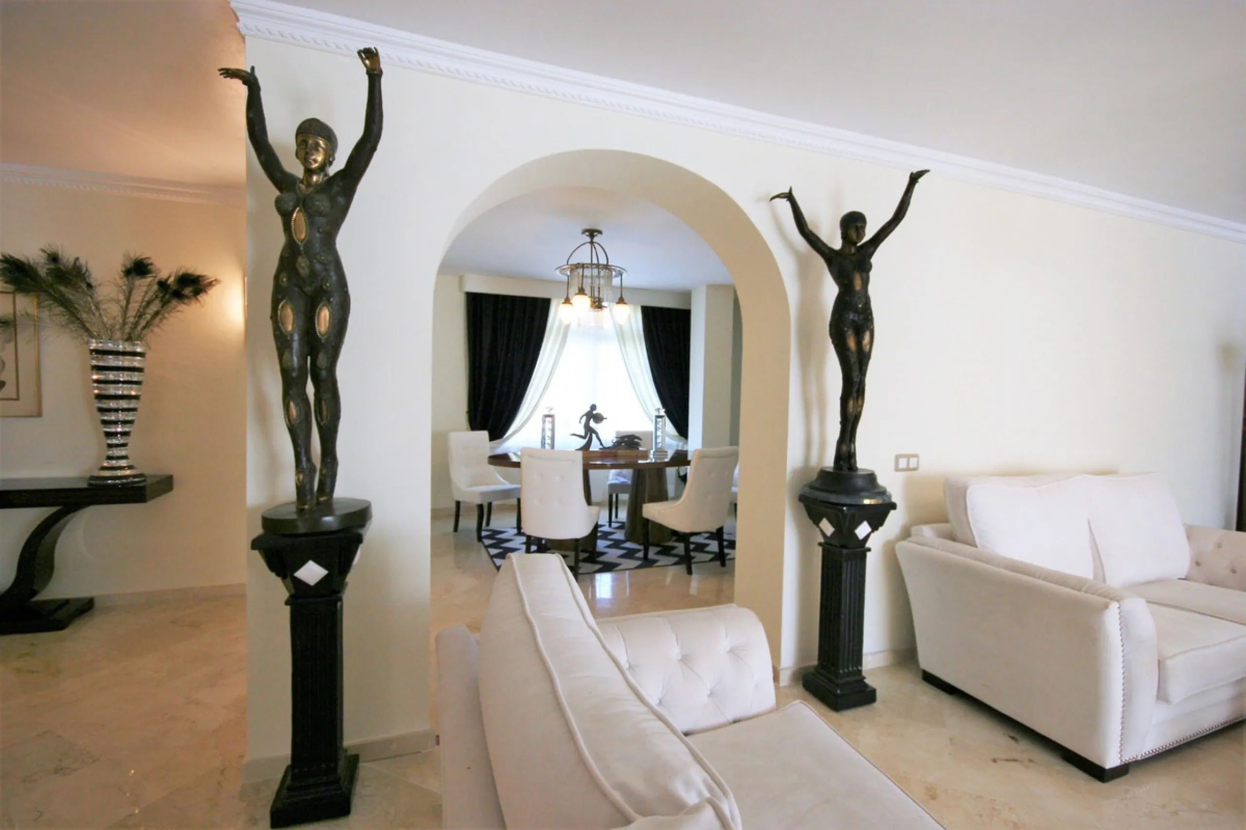 Situated frontline golf in the highly desirable area of Guadalmina Alta lies what is possible the only Art Deco apartment in the whole of Andalucia. This utterly stunning duplex penthouse is located in small quiet complex of apartments away from any road 