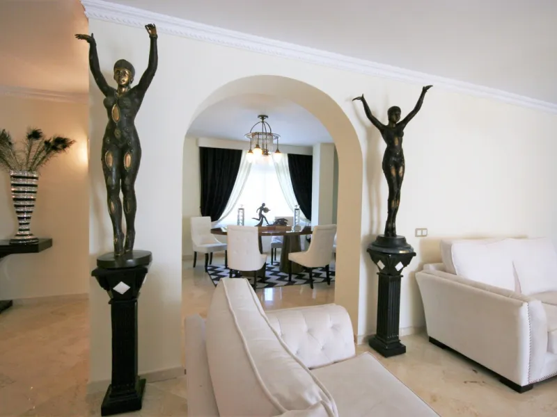 Situated frontline golf in the highly desirable area of Guadalmina Alta lies what is possible the only Art Deco apartment in the whole of Andalucia. This utterly stunning duplex penthouse is located in small quiet complex of apartments away from any road 