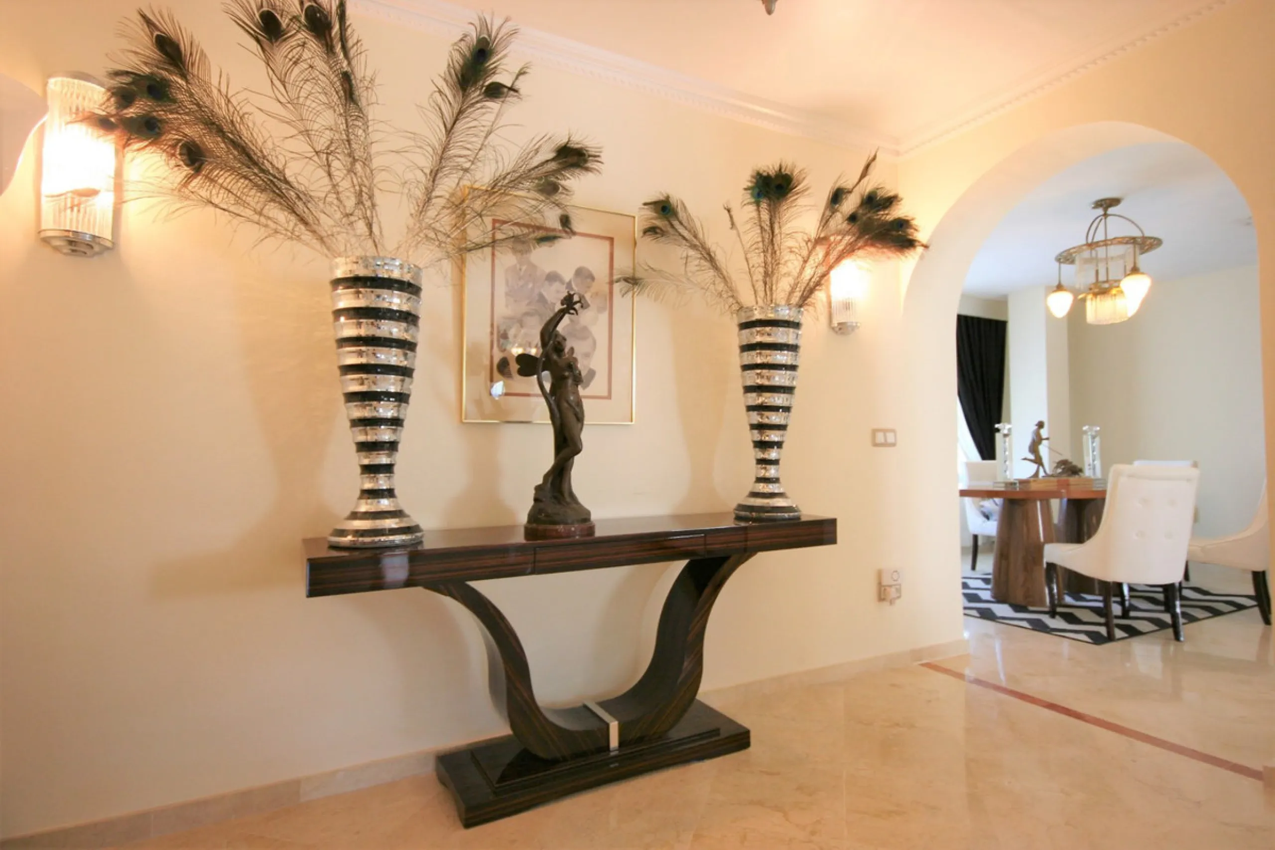 Situated frontline golf in the highly desirable area of Guadalmina Alta lies what is possible the only Art Deco apartment in the whole of Andalucia. This utterly stunning duplex penthouse is located in small quiet complex of apartments away from any road 