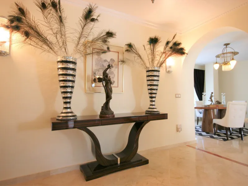 Situated frontline golf in the highly desirable area of Guadalmina Alta lies what is possible the only Art Deco apartment in the whole of Andalucia. This utterly stunning duplex penthouse is located in small quiet complex of apartments away from any road 