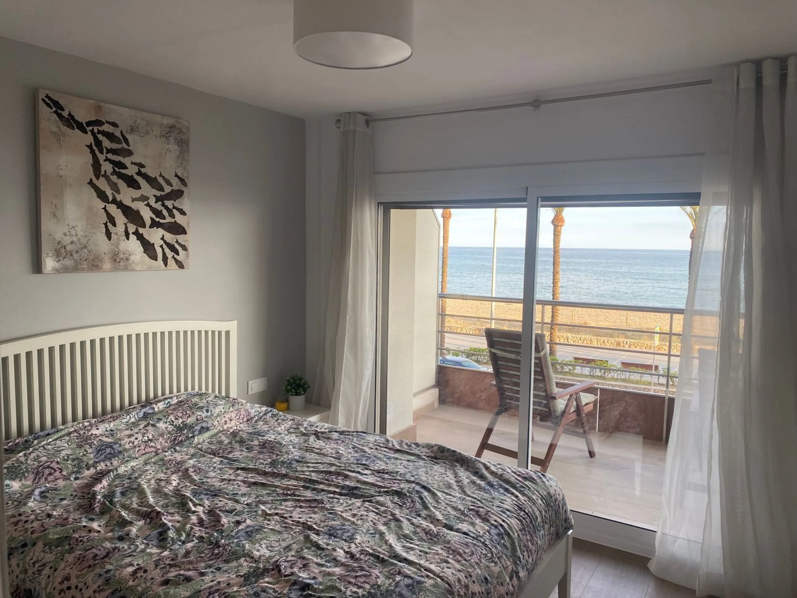 Exclusive seafront apartment in Calafell with private club access