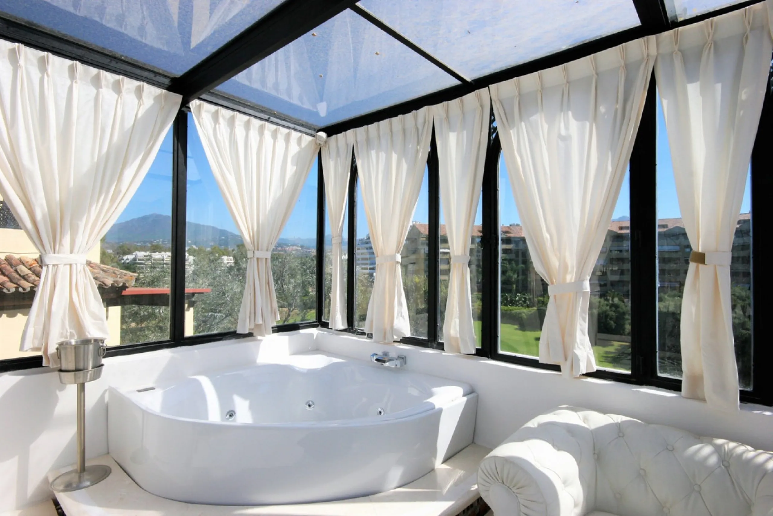 Situated frontline golf in the highly desirable area of Guadalmina Alta lies what is possible the only Art Deco apartment in the whole of Andalucia. This utterly stunning duplex penthouse is located in small quiet complex of apartments away from any road 