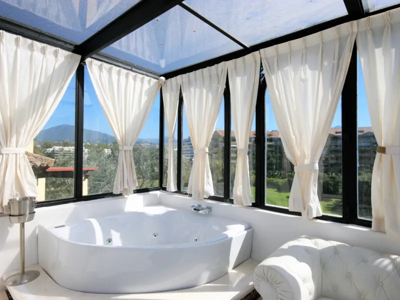 Situated frontline golf in the highly desirable area of Guadalmina Alta lies what is possible the only Art Deco apartment in the whole of Andalucia. This utterly stunning duplex penthouse is located in small quiet complex of apartments away from any road 