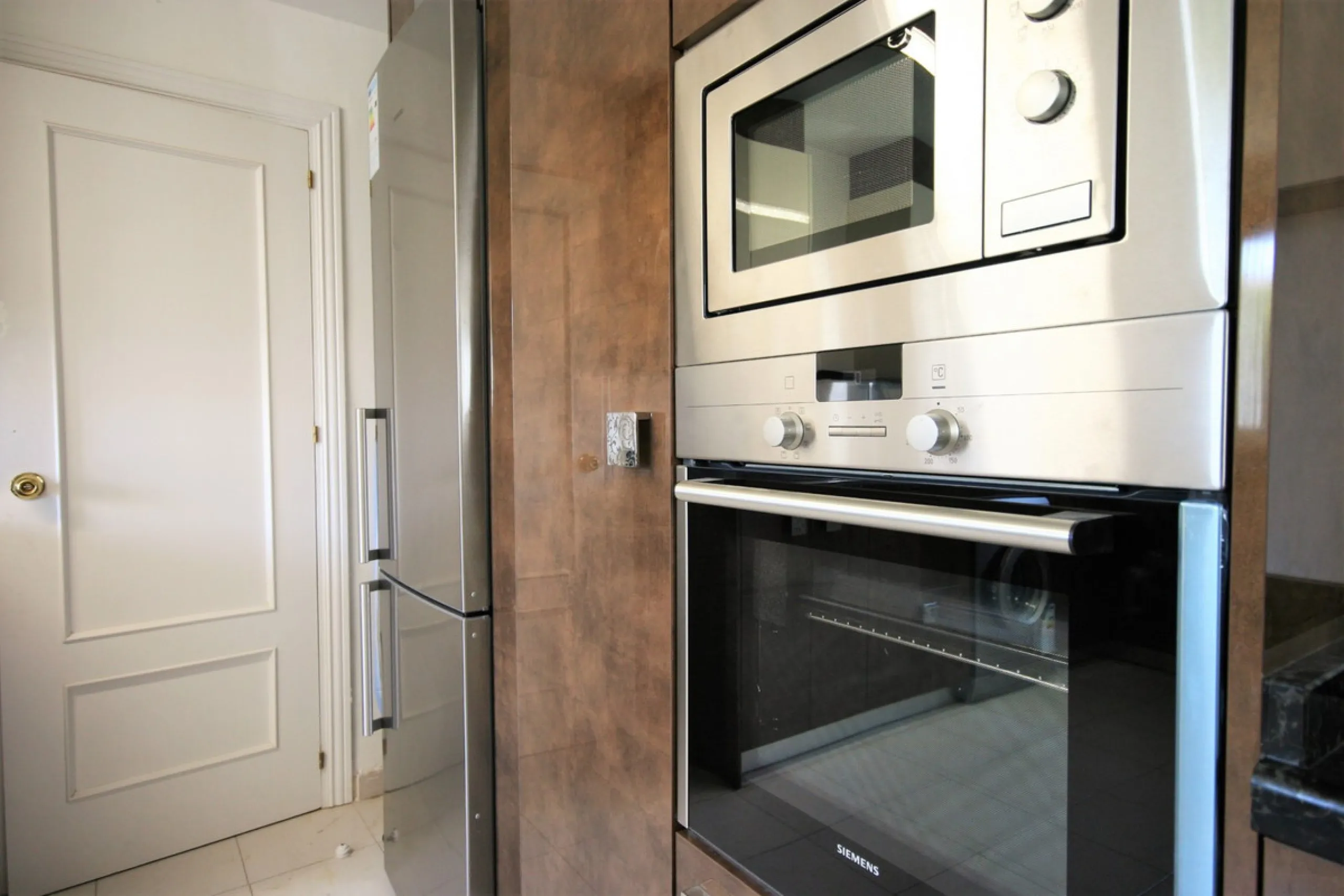 Situated frontline golf in the highly desirable area of Guadalmina Alta lies what is possible the only Art Deco apartment in the whole of Andalucia. This utterly stunning duplex penthouse is located in small quiet complex of apartments away from any road 
