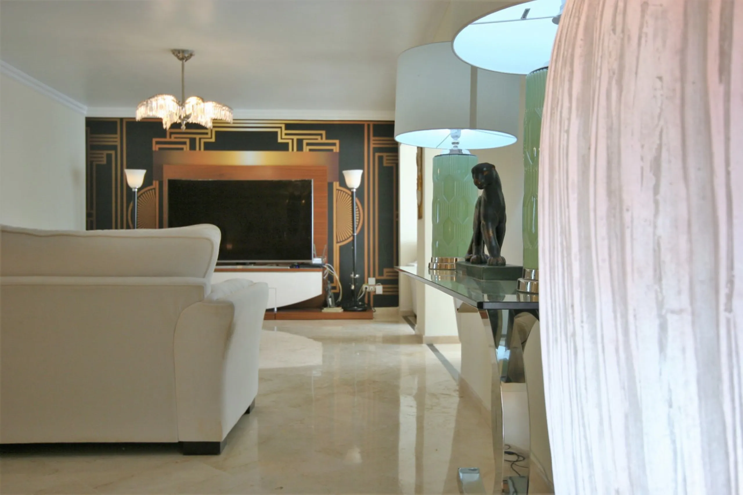 Situated frontline golf in the highly desirable area of Guadalmina Alta lies what is possible the only Art Deco apartment in the whole of Andalucia. This utterly stunning duplex penthouse is located in small quiet complex of apartments away from any road 