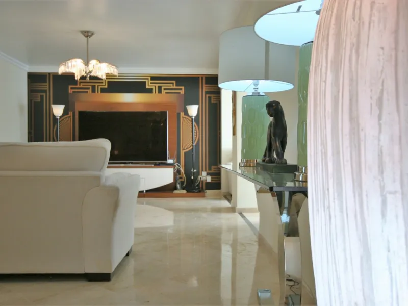 Situated frontline golf in the highly desirable area of Guadalmina Alta lies what is possible the only Art Deco apartment in the whole of Andalucia. This utterly stunning duplex penthouse is located in small quiet complex of apartments away from any road 
