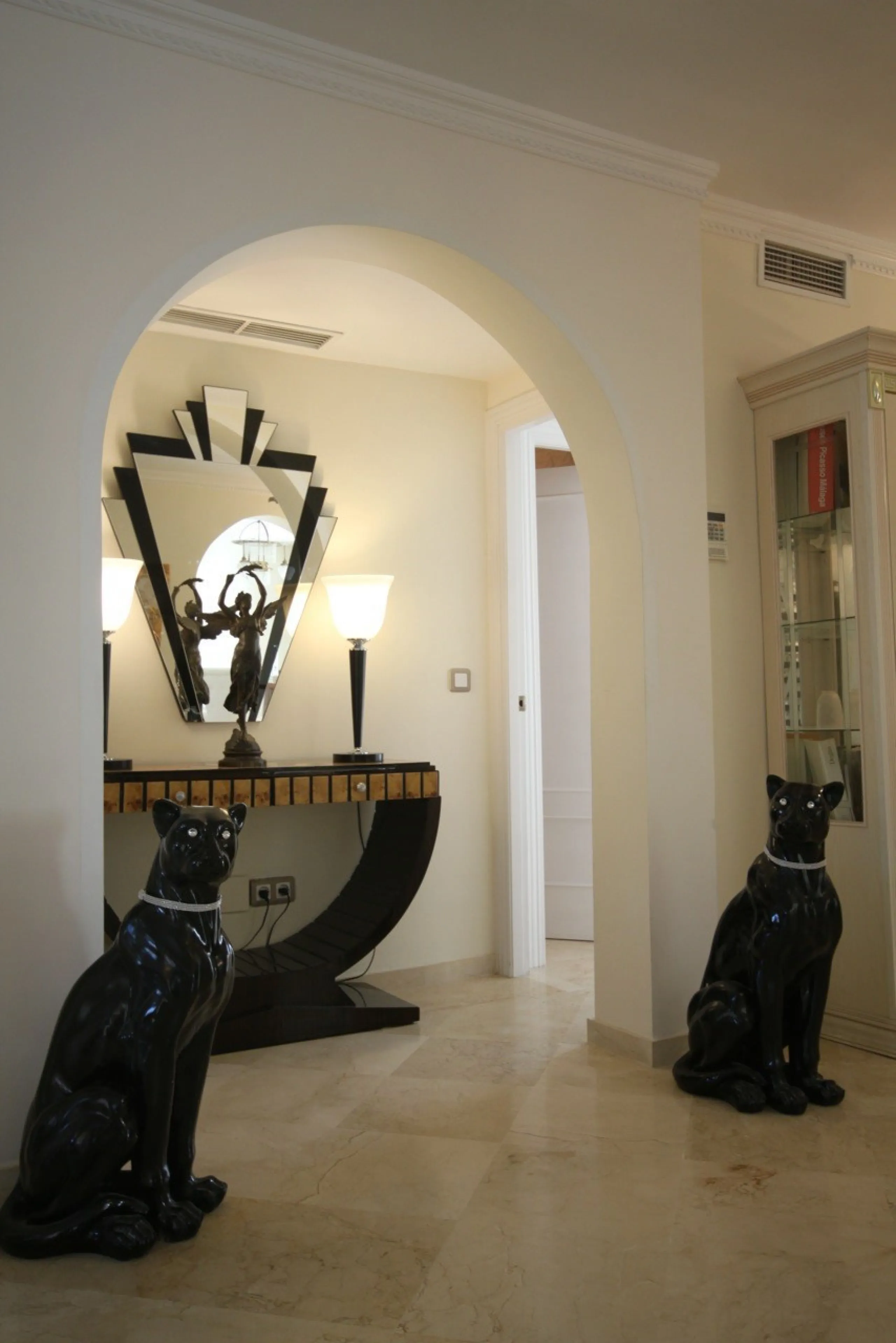 Situated frontline golf in the highly desirable area of Guadalmina Alta lies what is possible the only Art Deco apartment in the whole of Andalucia. This utterly stunning duplex penthouse is located in small quiet complex of apartments away from any road 