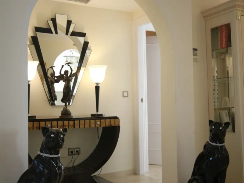 Situated frontline golf in the highly desirable area of Guadalmina Alta lies what is possible the only Art Deco apartment in the whole of Andalucia. This utterly stunning duplex penthouse is located in small quiet complex of apartments away from any road 
