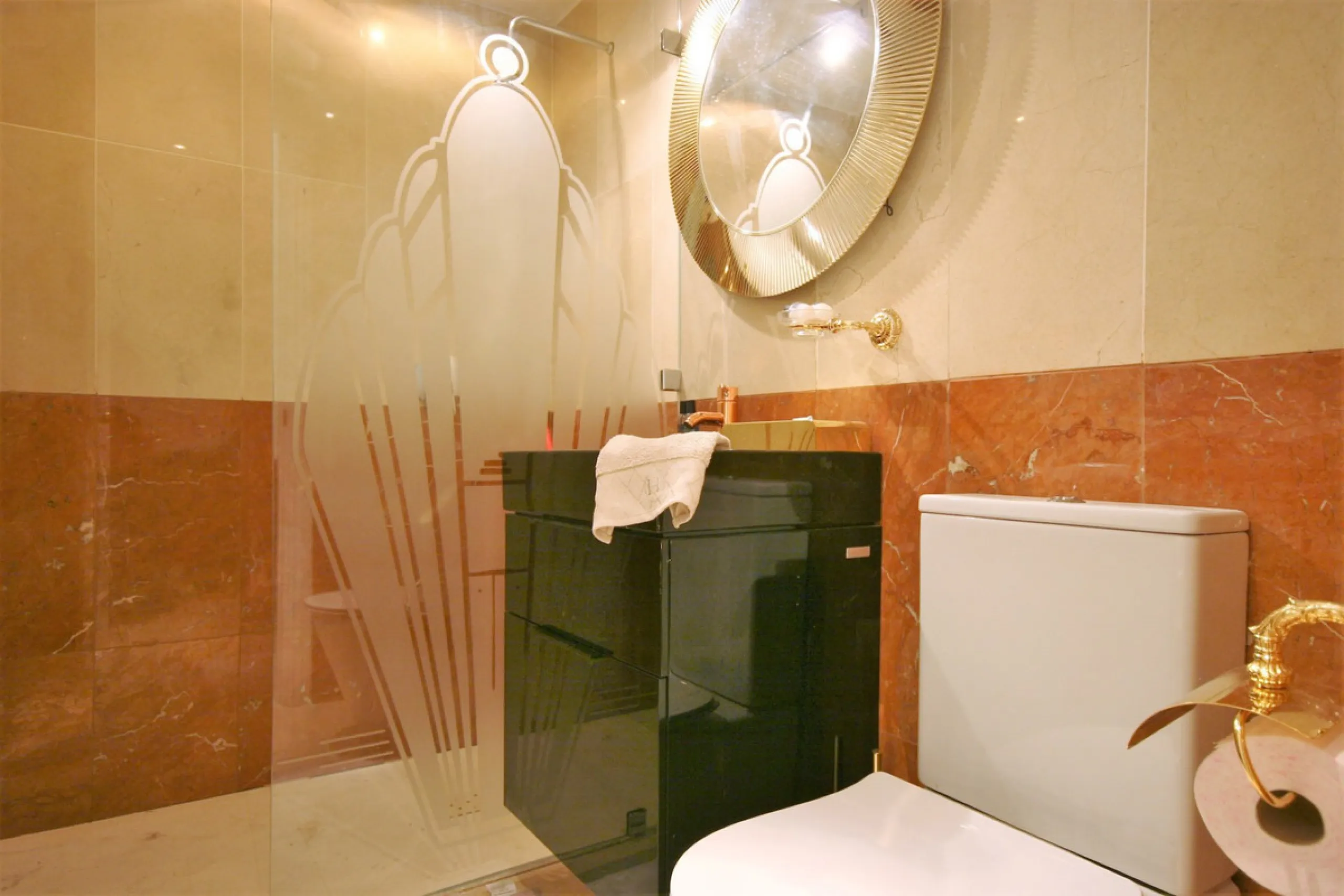 Situated frontline golf in the highly desirable area of Guadalmina Alta lies what is possible the only Art Deco apartment in the whole of Andalucia. This utterly stunning duplex penthouse is located in small quiet complex of apartments away from any road 