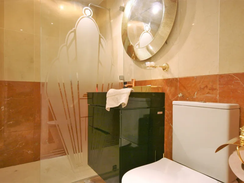 Situated frontline golf in the highly desirable area of Guadalmina Alta lies what is possible the only Art Deco apartment in the whole of Andalucia. This utterly stunning duplex penthouse is located in small quiet complex of apartments away from any road 