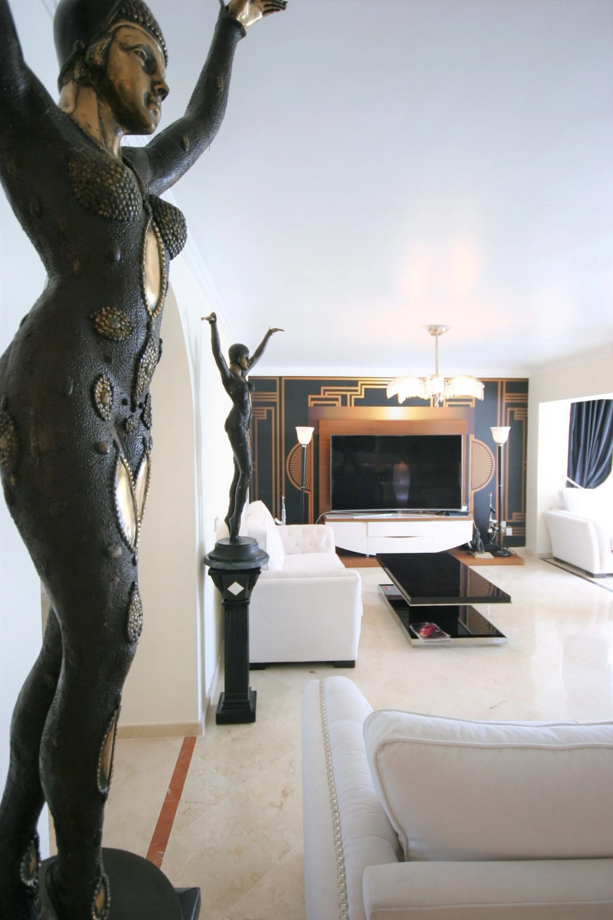 Situated frontline golf in the highly desirable area of Guadalmina Alta lies what is possible the only Art Deco apartment in the whole of Andalucia. This utterly stunning duplex penthouse is located in small quiet complex of apartments away from any road 