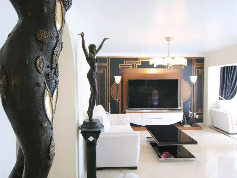 Situated frontline golf in the highly desirable area of Guadalmina Alta lies what is possible the only Art Deco apartment in the whole of Andalucia. This utterly stunning duplex penthouse is located in small quiet complex of apartments away from any road 
