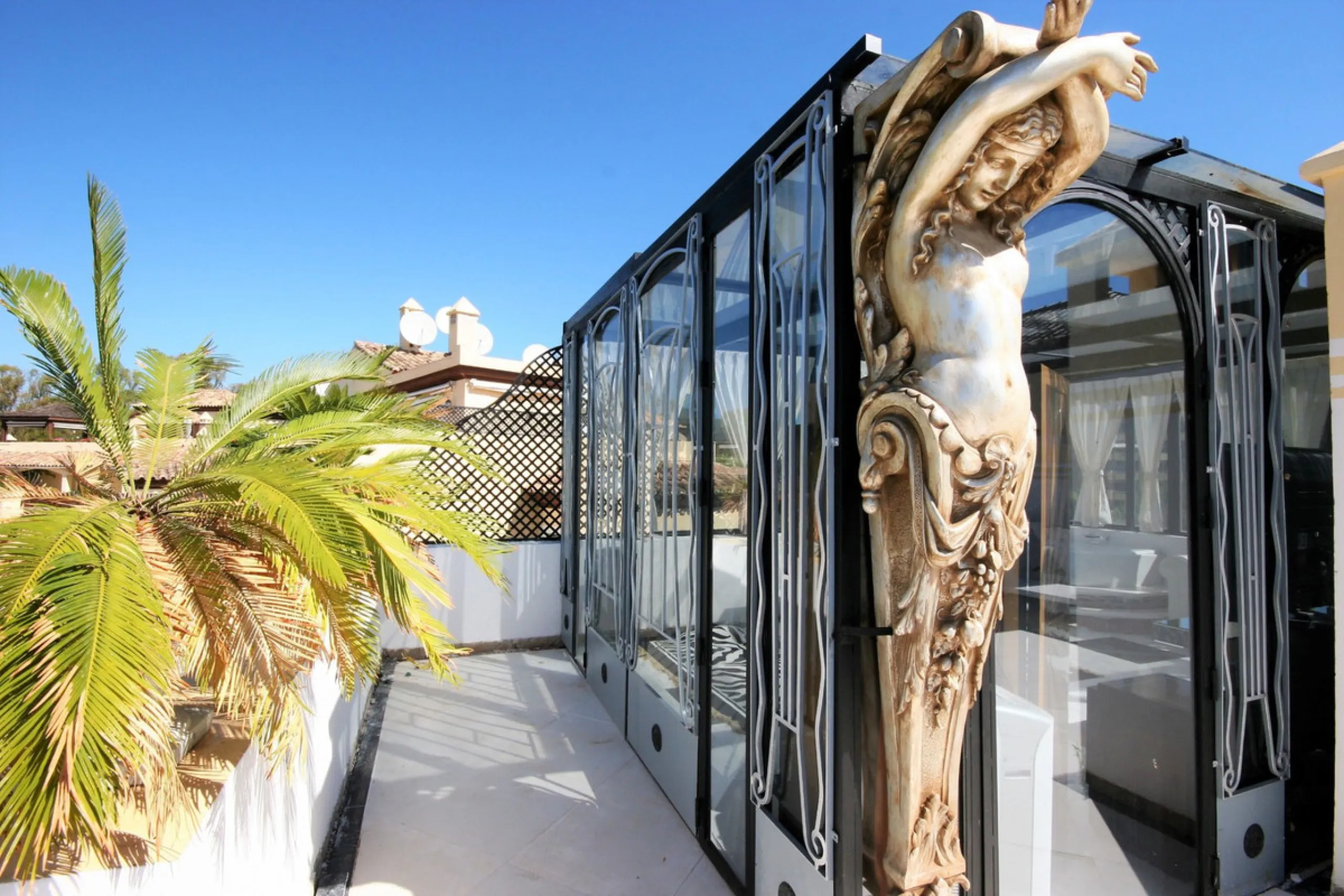 Situated frontline golf in the highly desirable area of Guadalmina Alta lies what is possible the only Art Deco apartment in the whole of Andalucia. This utterly stunning duplex penthouse is located in small quiet complex of apartments away from any road 