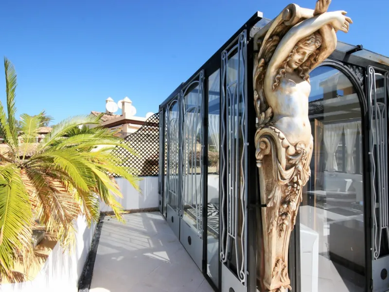 Situated frontline golf in the highly desirable area of Guadalmina Alta lies what is possible the only Art Deco apartment in the whole of Andalucia. This utterly stunning duplex penthouse is located in small quiet complex of apartments away from any road 