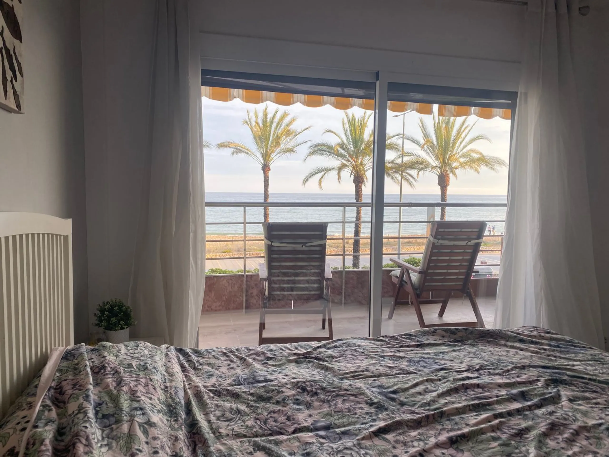 Exclusive seafront apartment in Calafell with private club access