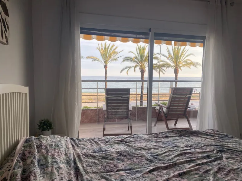 Exclusive seafront apartment in Calafell with private club access