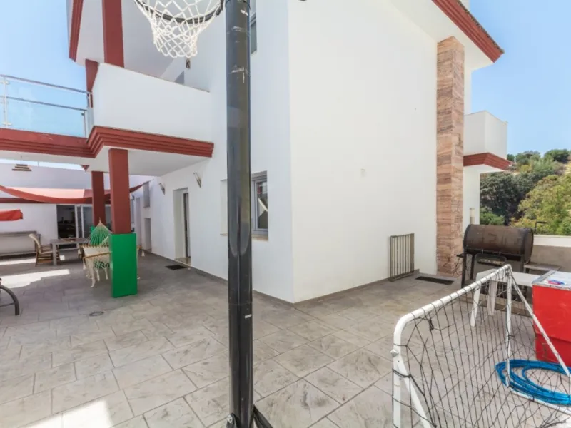 Large Villa with great qualities in Carretera de Mijas area with guest accommodation, lift and orchard.