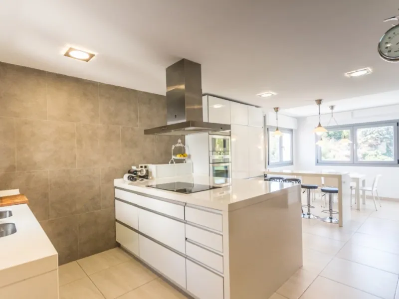 Large Villa with great qualities in Carretera de Mijas area with guest accommodation, lift and orchard.