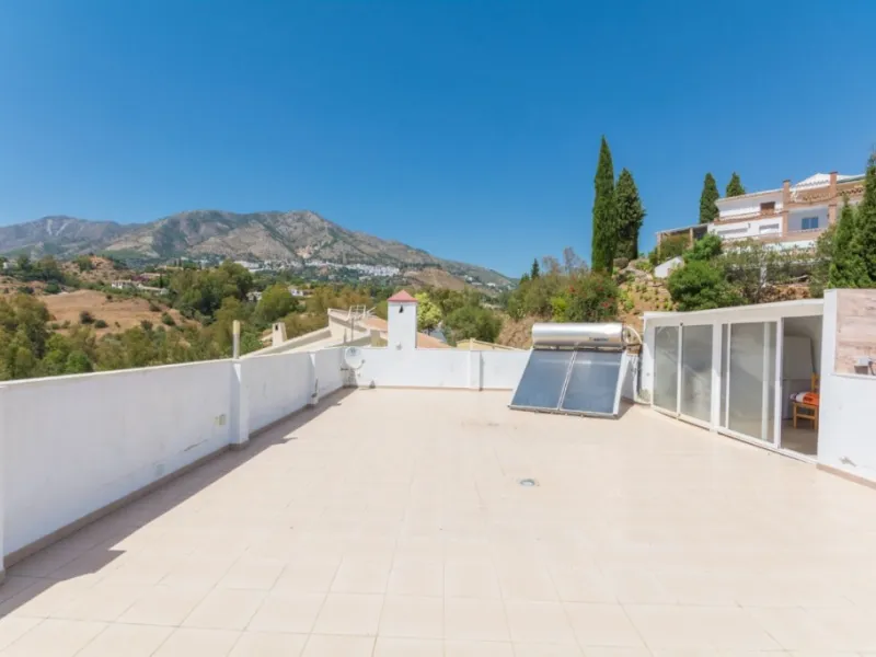 Large Villa with great qualities in Carretera de Mijas area with guest accommodation, lift and orchard.