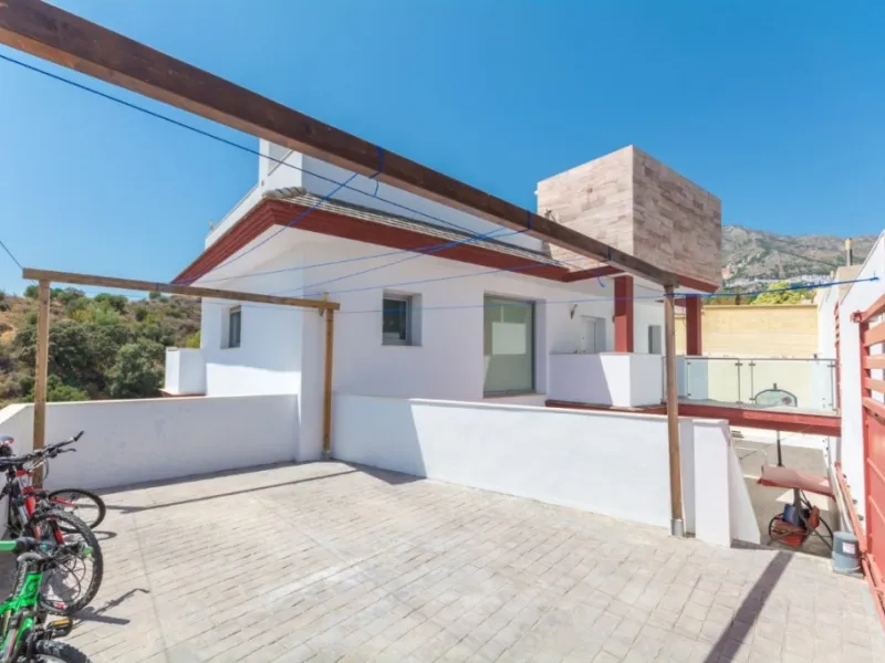 Large Villa with great qualities in Carretera de Mijas area with guest accommodation, lift and orchard.