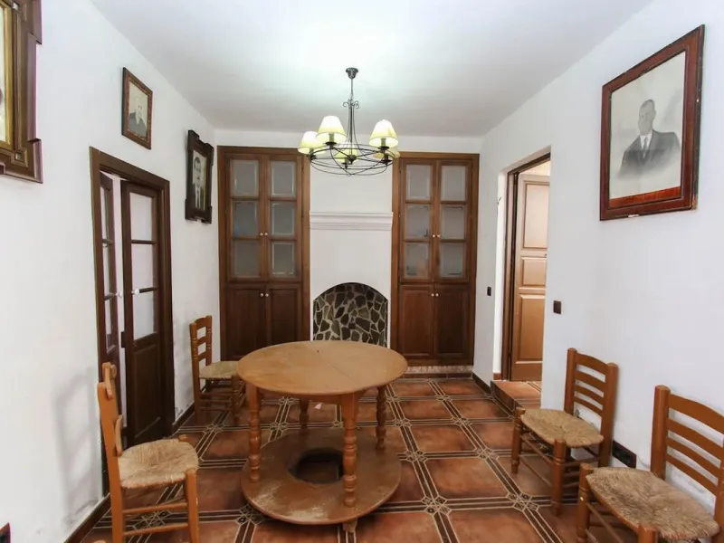 House - Townhouse в продаже в Guaro, Málaga. В доме 7 спален и 3 ванных комнат. Площадь дома 362 м²