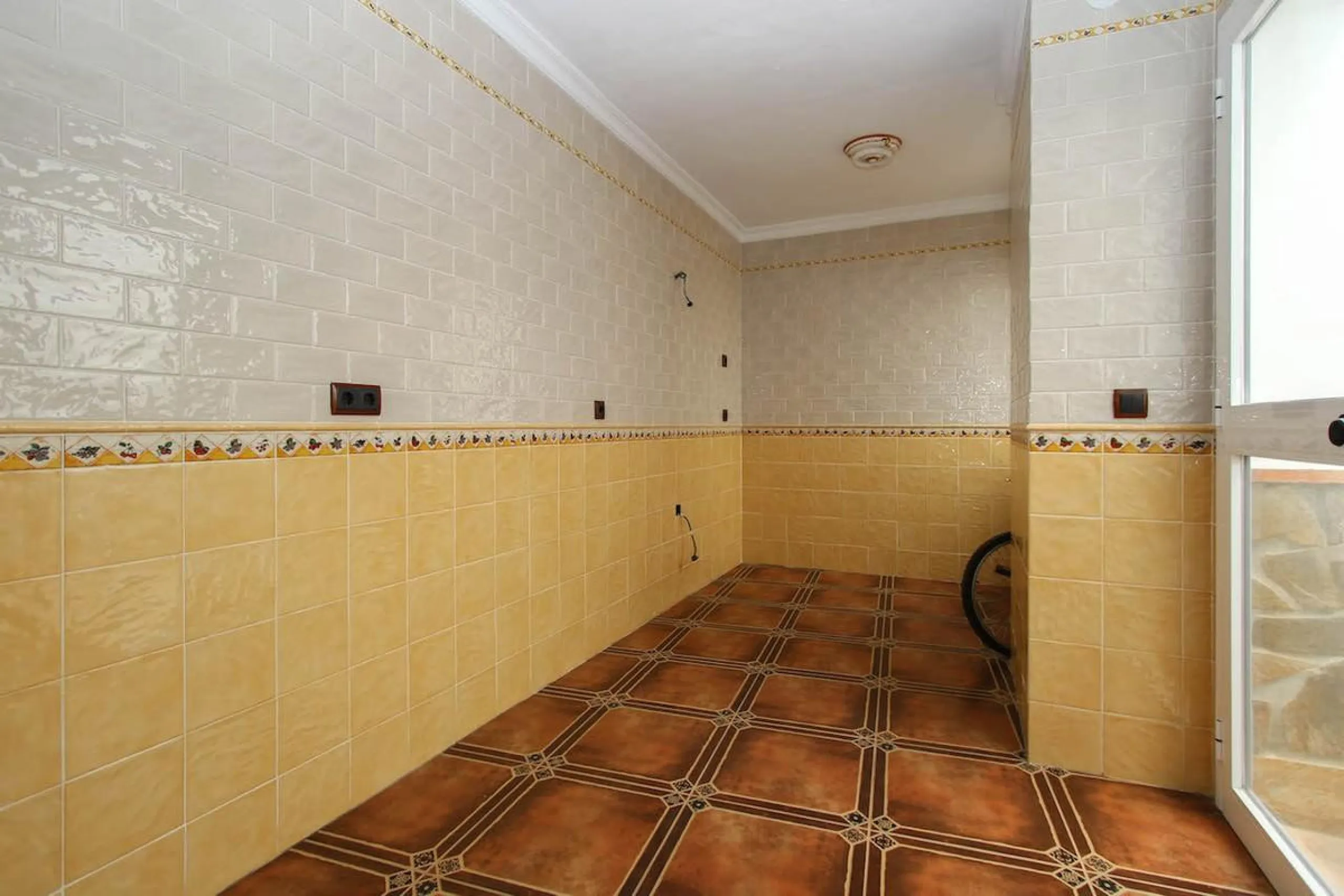 House - Townhouse в продаже в Guaro, Málaga. В доме 7 спален и 3 ванных комнат. Площадь дома 362 м²