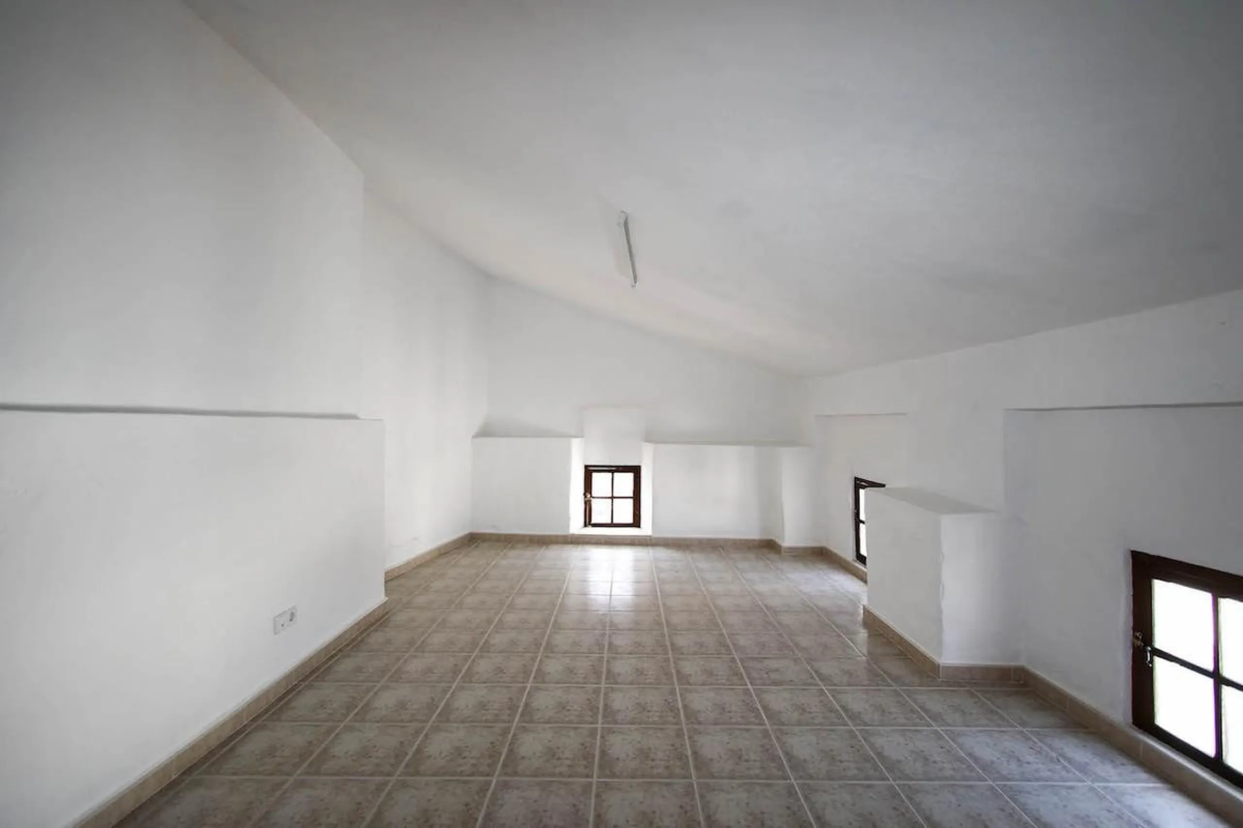House - Townhouse в продаже в Guaro, Málaga. В доме 7 спален и 3 ванных комнат. Площадь дома 362 м²