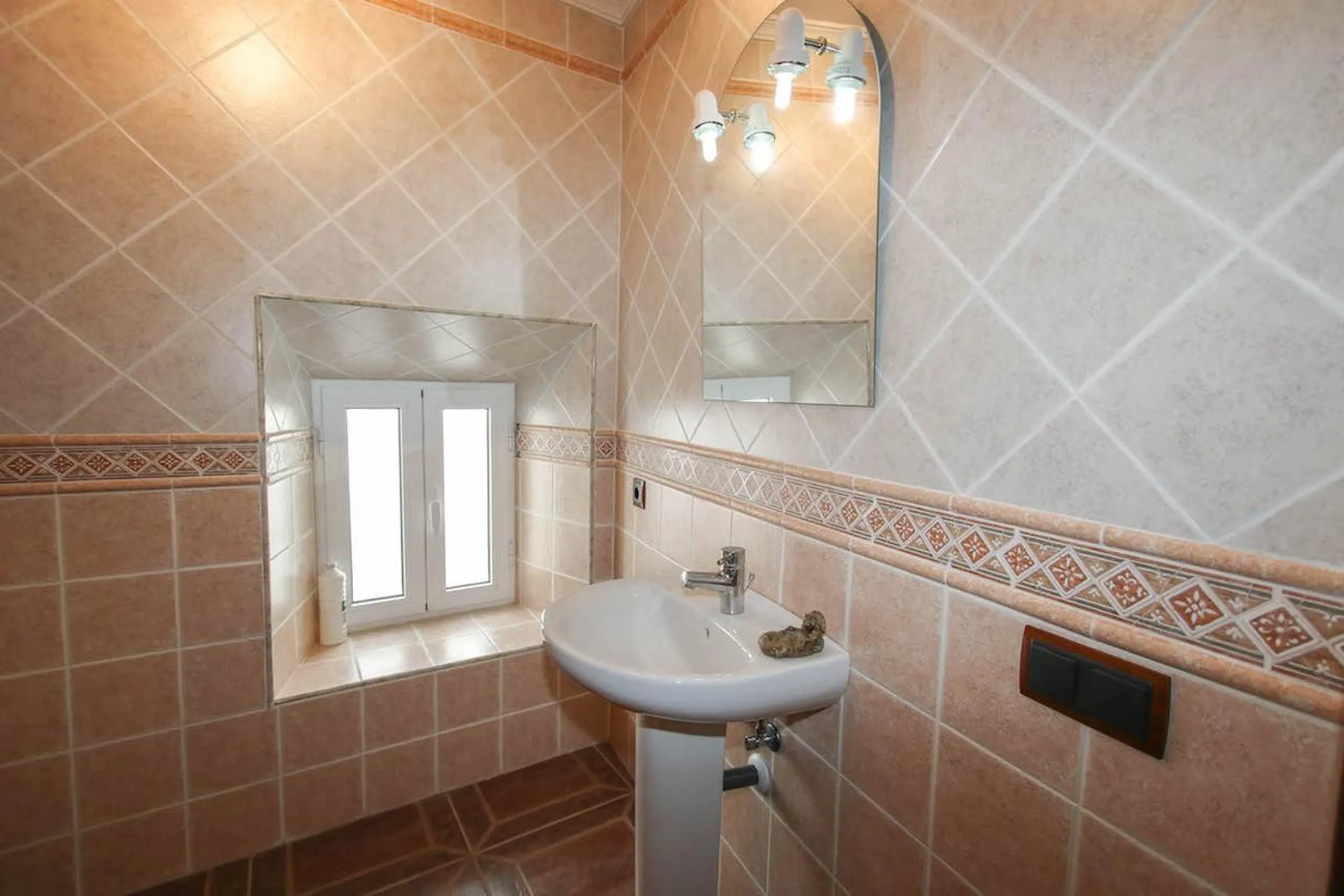 House - Townhouse в продаже в Guaro, Málaga. В доме 7 спален и 3 ванных комнат. Площадь дома 362 м²