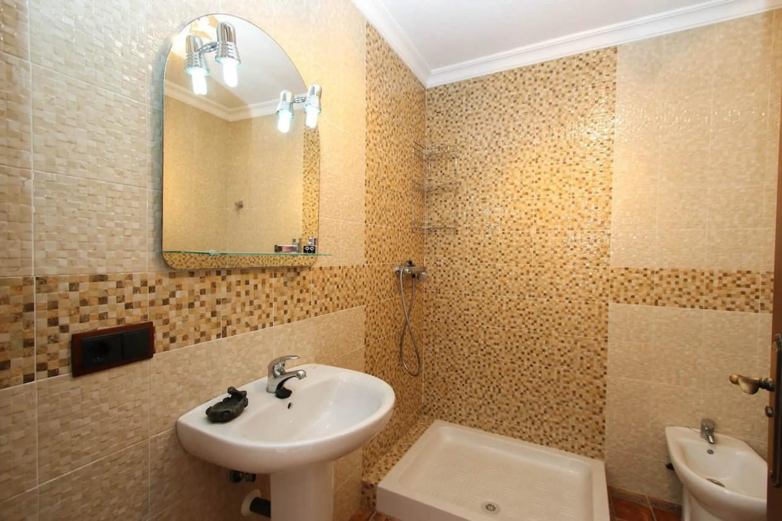 House - Townhouse в продаже в Guaro, Málaga. В доме 7 спален и 3 ванных комнат. Площадь дома 362 м²